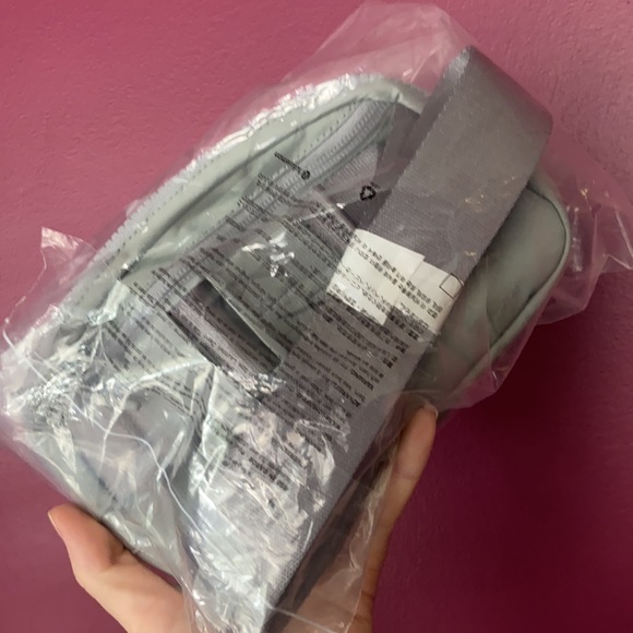 Lululemon 🍋 Everywhere Belt Bag NWT ((SILVER DROP)) - Picture 3 of 3